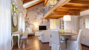 Luxury-Apartment | Wohnbereich | 42-Zoll-Smart-TV mit Satellitenempfang, Netflix, Streaming-Dienste