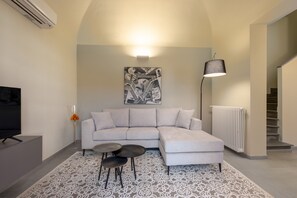 프리미엄 아파트 | 거실 공간 | 위성 채널 시청이 가능한 42인치 스마트 TV, 넷플릭스, 스트리밍 서비스