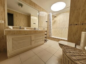 Ducha, secador de pelo, toallas