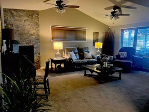 Smart TV, videogiochi, tavolo da ping pong, libri