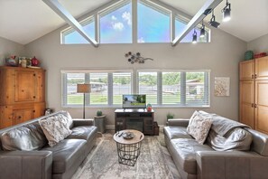 Smart TV, video games, table tennis, books - The Main Lake House - Lake Front - Lake Freeman - Patio, Fire Pit , Dock, Grill (Monticello)