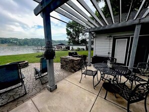 Outdoor dining - The Main Lake House - Lake Front - Lake Freeman - Patio, Fire Pit , Dock, Grill (Monticello)