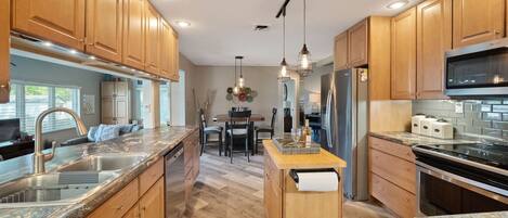 Geladeira, micro-ondas, fogão, cooktop