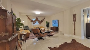 TV, books, music library, video library - River Oaks Bungalow by The Guest/House Collection (Fort Lauderdale)