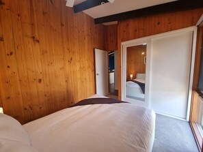 2 bedrooms, iron/ironing board, travel cot, WiFi - *The Hideout - Lake Views | WiFi | Pet Friendly | Smart TV | Bike Storage* (Jindabyne)