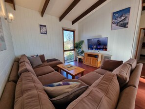 TV - *The Hideout - Lake Views | WiFi | Pet Friendly | Smart TV | Bike Storage* (Jindabyne)