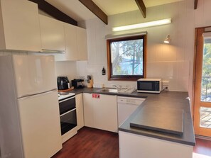 Fridge, microwave, oven, stovetop - *The Hideout - Lake Views | WiFi | Pet Friendly | Smart TV | Bike Storage* (Jindabyne)