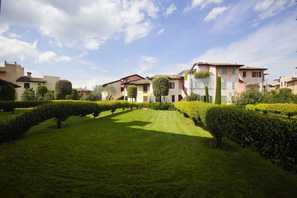 Zona residencial amb talls de setge ben cuidados i un jardí ben atzat.