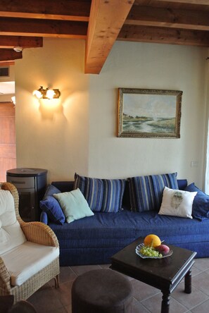 クラシック コンドミニアム 1 ベッドルーム パティオ ガーデンビュー | リビング エリア | 25 インチの薄型テレビ (ケーブル放送視聴可)