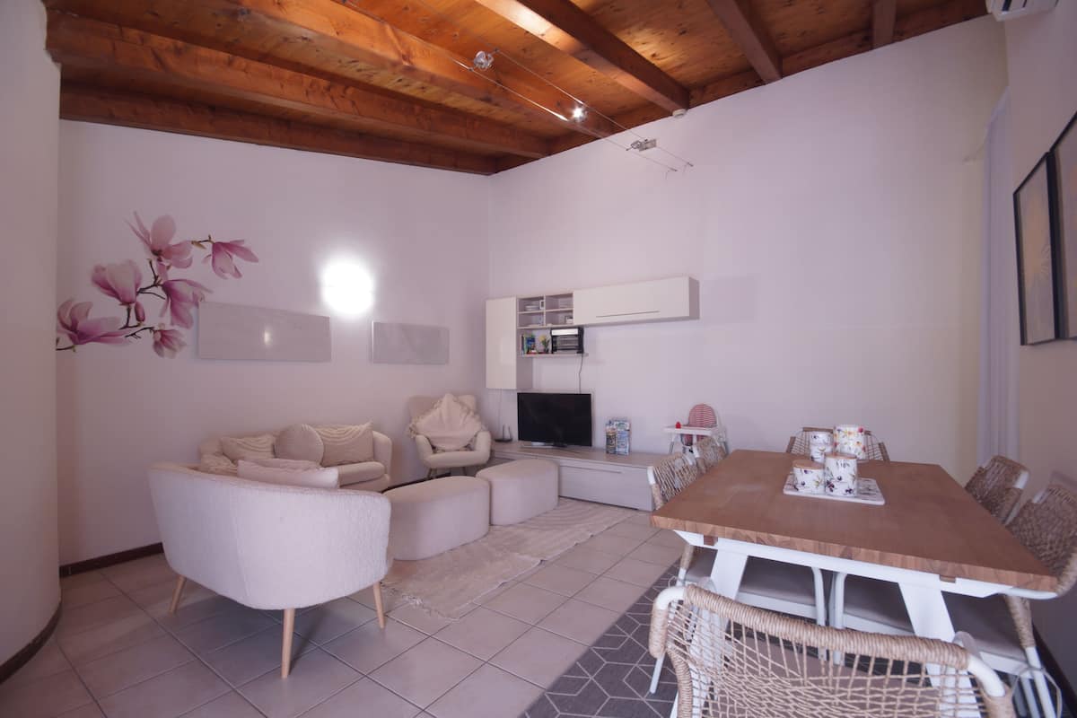 Apartament familiar, 2 dormitoris, terrassa | Sala d'estar | Televisor de pantalla plana de 25 polzades amb canals per cable 