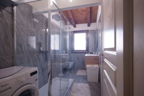 Familie appartement, 2 slaapkamers, terras | Badkamer | Een douche, een regendouche, handdoeken