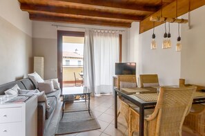 デザイン コンドミニアム 2 ベッドルーム パティオ | リビング エリア | 25 インチの薄型テレビ (ケーブル放送視聴可)