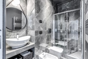 Regadera, secadora de cabello, bidet, toallas