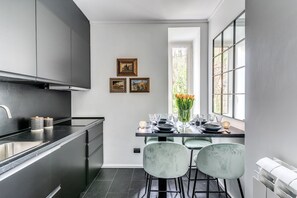Refrigerador, microondas, parrilla de estufa y cafetera y tetera