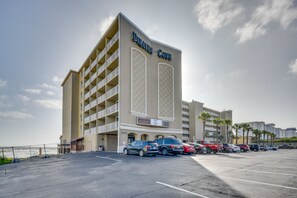 Um hotel com vários andares e uma placa de destaque que diz 'Pirates Cove'.