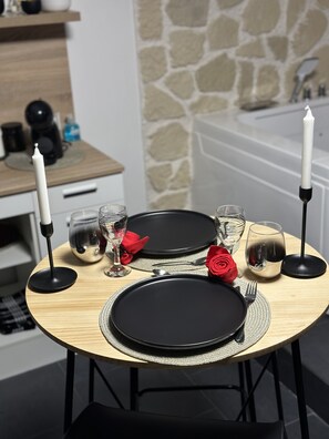 Dining - Love Room Avec Jacuzzi (Le Val-d'Ajol)