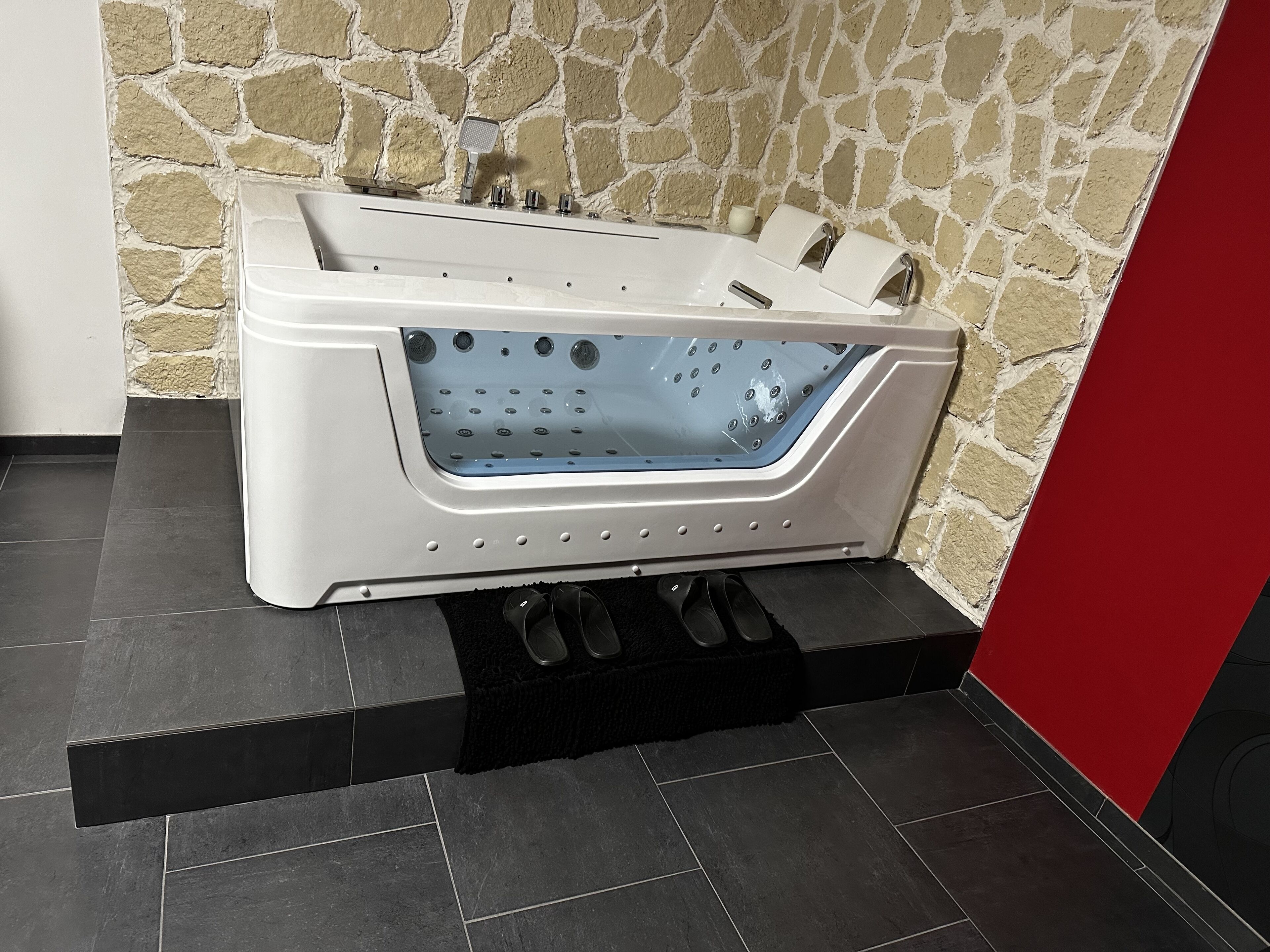 Regadera, tina de hidromasaje, secadora de cabello, toallas 