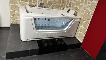 Shower, jetted bath, hair dryer, towels