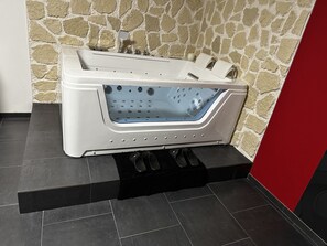 Shower, jetted bath, hair dryer, towels