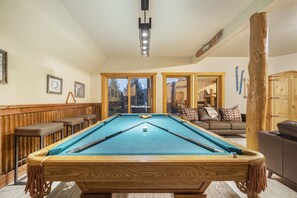 Games room - Lake Views King Cabin w Hot Tub, Trails & Sleds (Truckee)