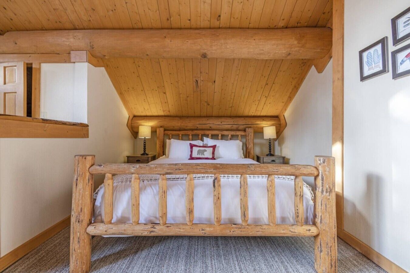 5 quartos, escrivaninha, ferros/tábuas de passar roupa, berço de viagem