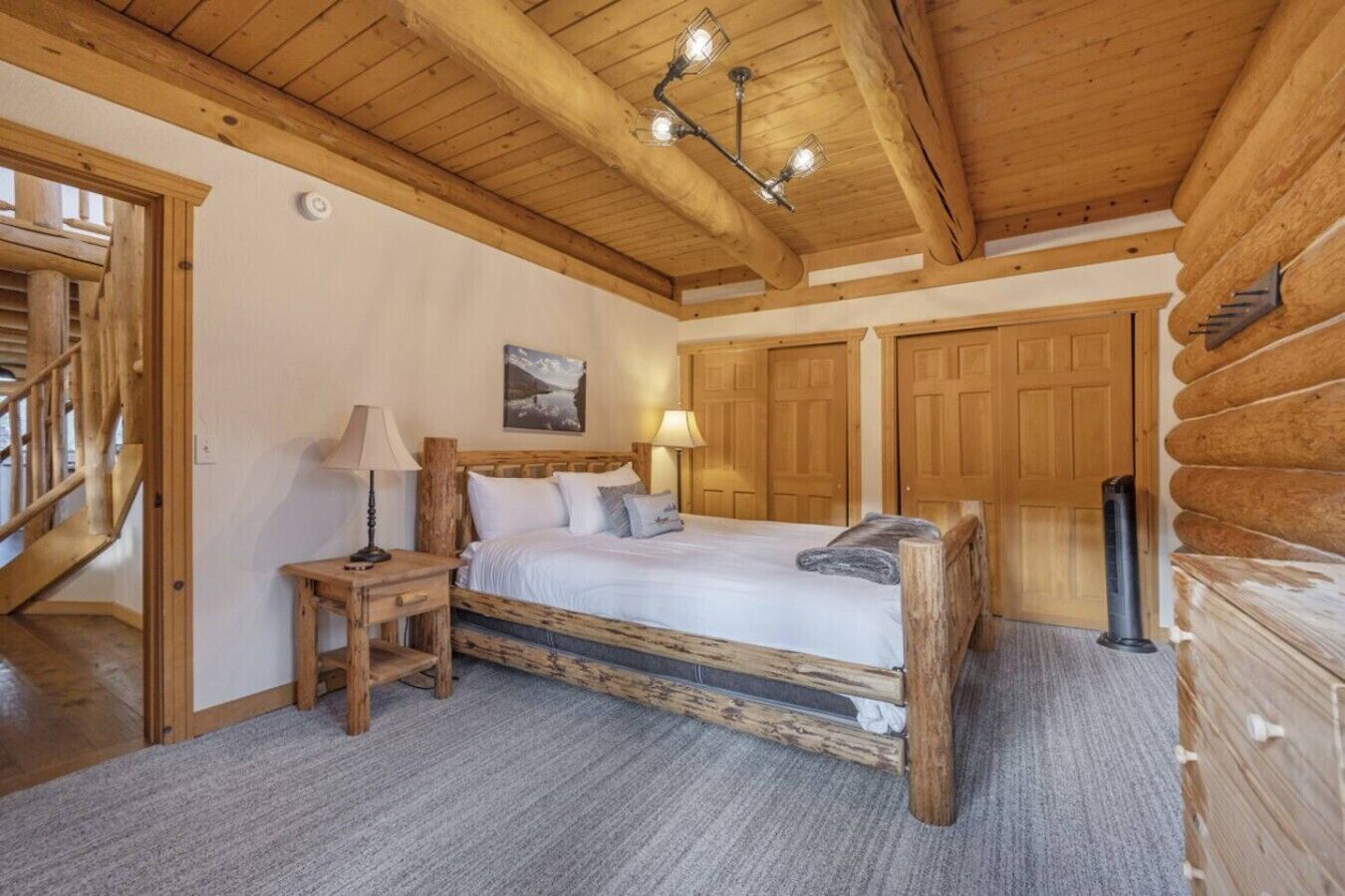 5 makuuhuonetta, työpöytä, silitysrauta/-lauta, vauvan matkasänky