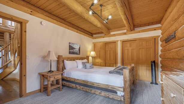 5 slaapkamers, een bureau, een strijkplank/strijkijzer, reisbedje