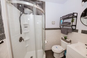 Sèche-cheveux, serviettes fournies, savon, papier toilette