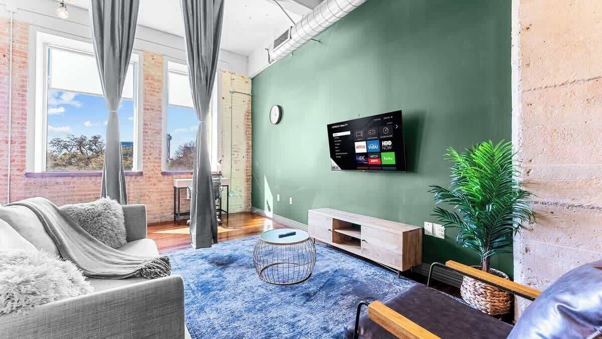 تلفزيون، ألعاب فيديو، مكتب