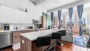 Geladeira, micro-ondas, fogão, cooktop