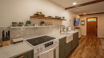 Geladeira, micro-ondas, fogão, cooktop