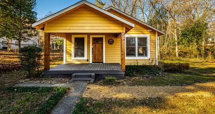 Cozy 2 BR, 2 BA Cottage in Downtown Dahlonega!