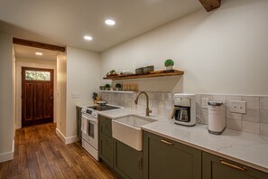 Kjøleskap, mikrobølgeovn, ovn og kokeplater