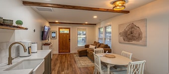 Cozy 2 BR, 2 BA Cottage in Downtown Dahlonega!