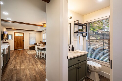 10 min walk to downtown Dahlonega! Cozy 2 BR, 2 BA Cottage