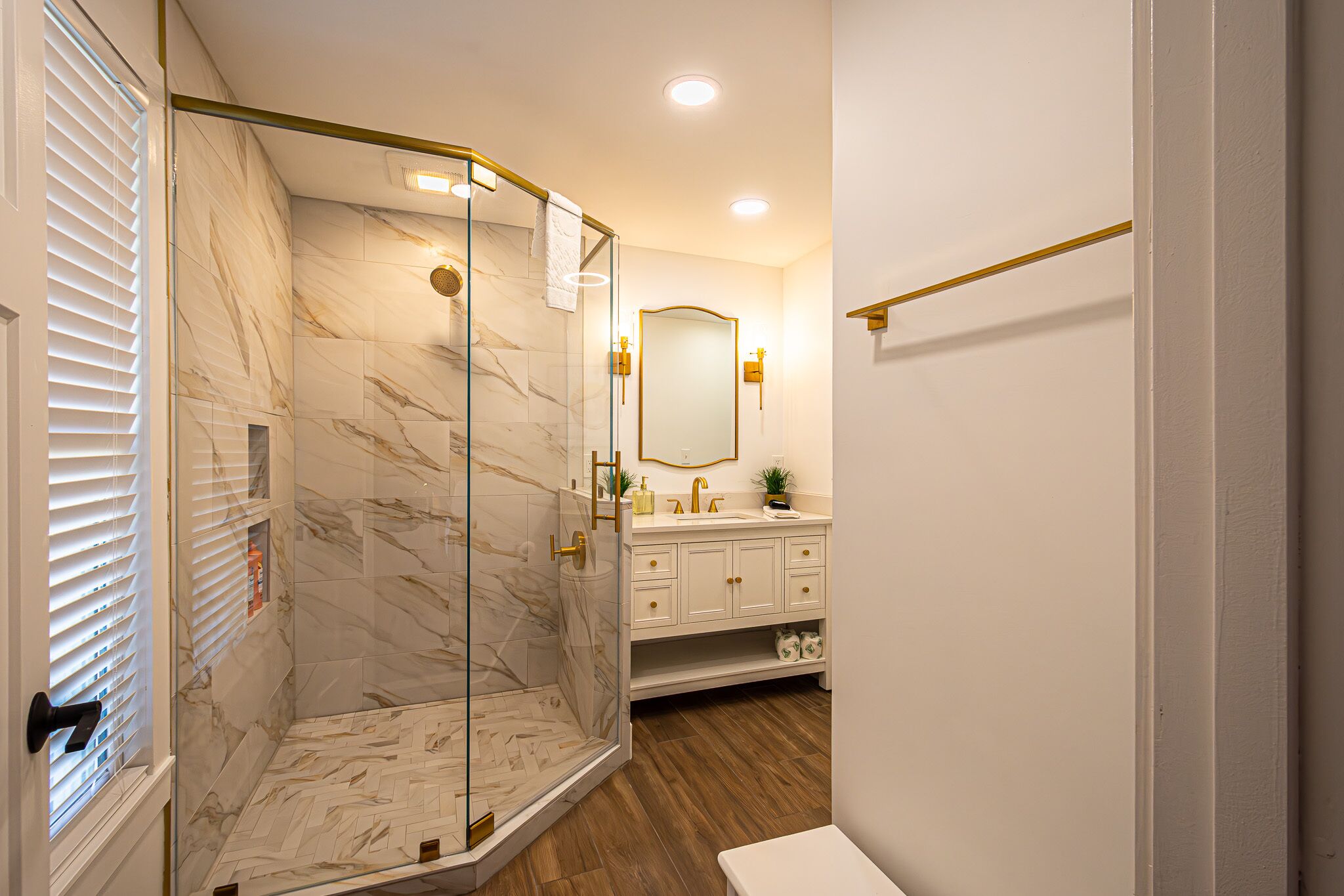 Doccia, asciugacapelli, asciugamani, sapone