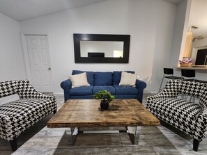 Smart-tv, een tafeltennistafel en een stereo