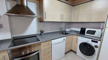 Frigorífico, microondas, horno y placa de cocina