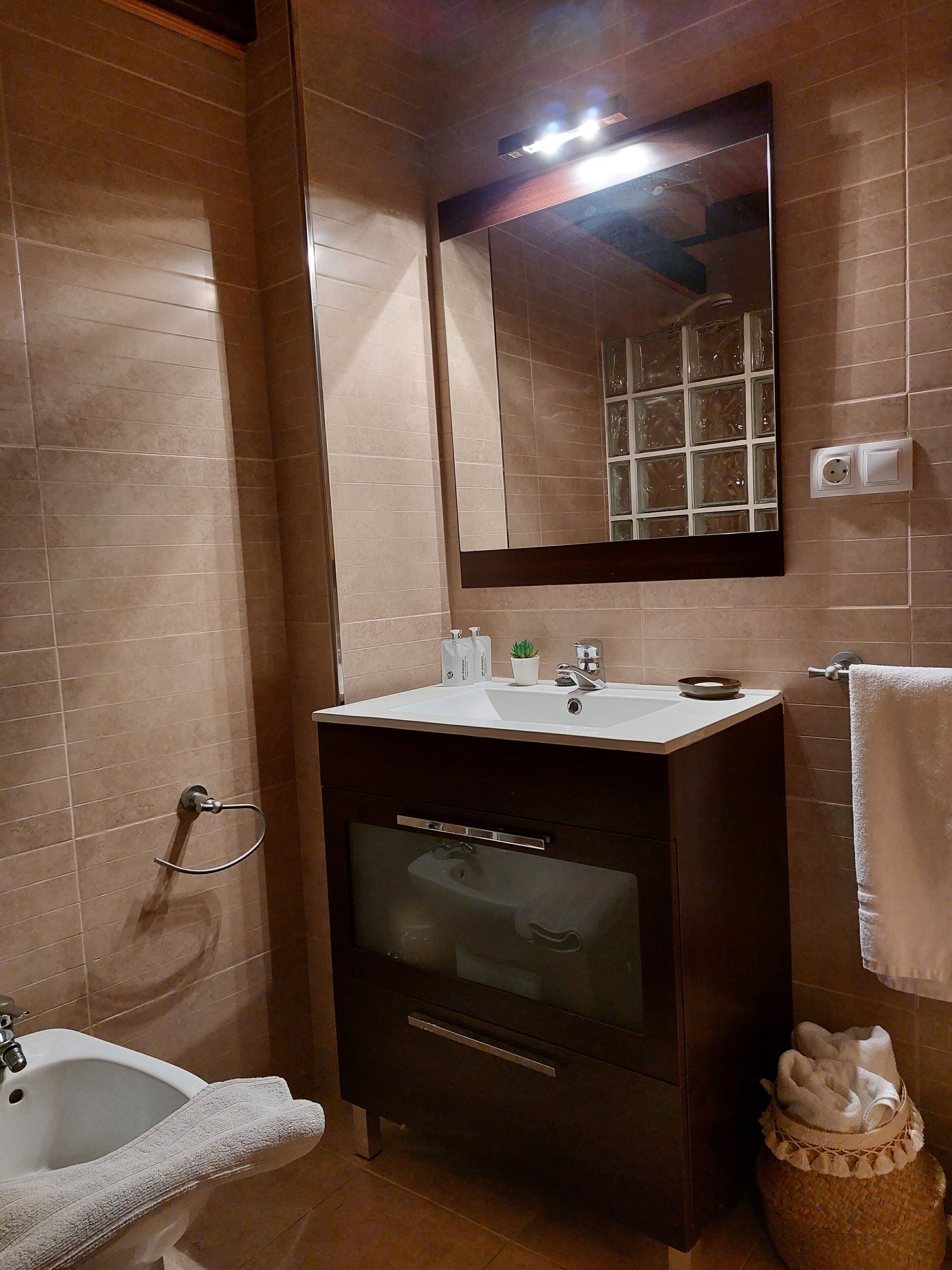 Douche, sèche-cheveux, bidet, serviettes fournies