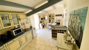 Een microgolfoven, een kookplaat, een vaatwasser