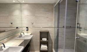 Basic-Apartment | Badezimmer | Dusche, Haartrockner, Handtücher, Seife