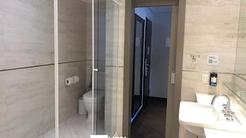 Appartamento Basic | Bagno | Doccia, asciugacapelli, asciugamani, sapone