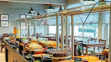 Daily buffet breakfast (BRL 50 per person)