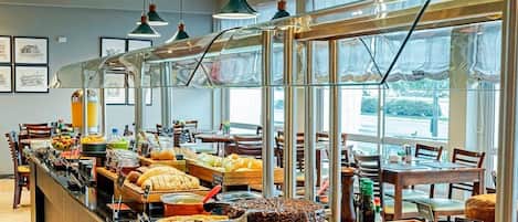 Daily buffet breakfast (BRL 50 per person)