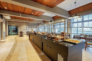A buffet area with a long counter, wooden ceiling, and large windows. - Edifício Ponte Hercílio Luz (Florianópolis)