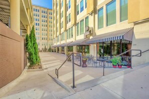 Exterior - Amyfinehouse | Breakfast + Valet + Gym + Group Stay (Dallas)