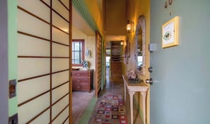 Interior - Updated Top floor condo, Oceanfront, private beach (Napili-Honokowai)