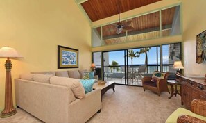 Smart TV - Updated Top floor condo, Oceanfront, private beach (Napili-Honokowai)