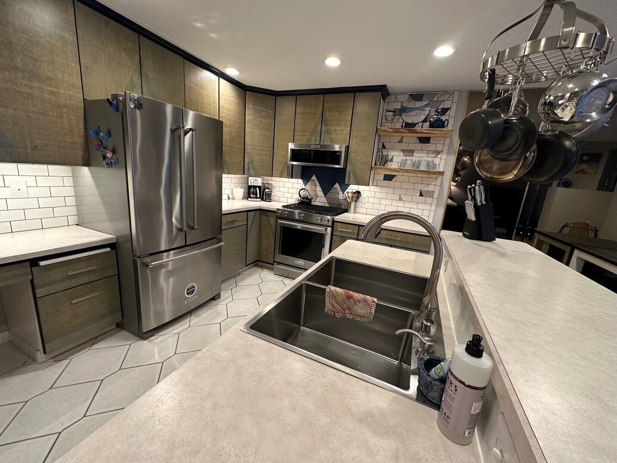 Réfrigérateur, four à micro-ondes, un four, surface de cuisson