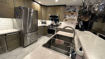 Réfrigérateur, four à micro-ondes, un four, surface de cuisson